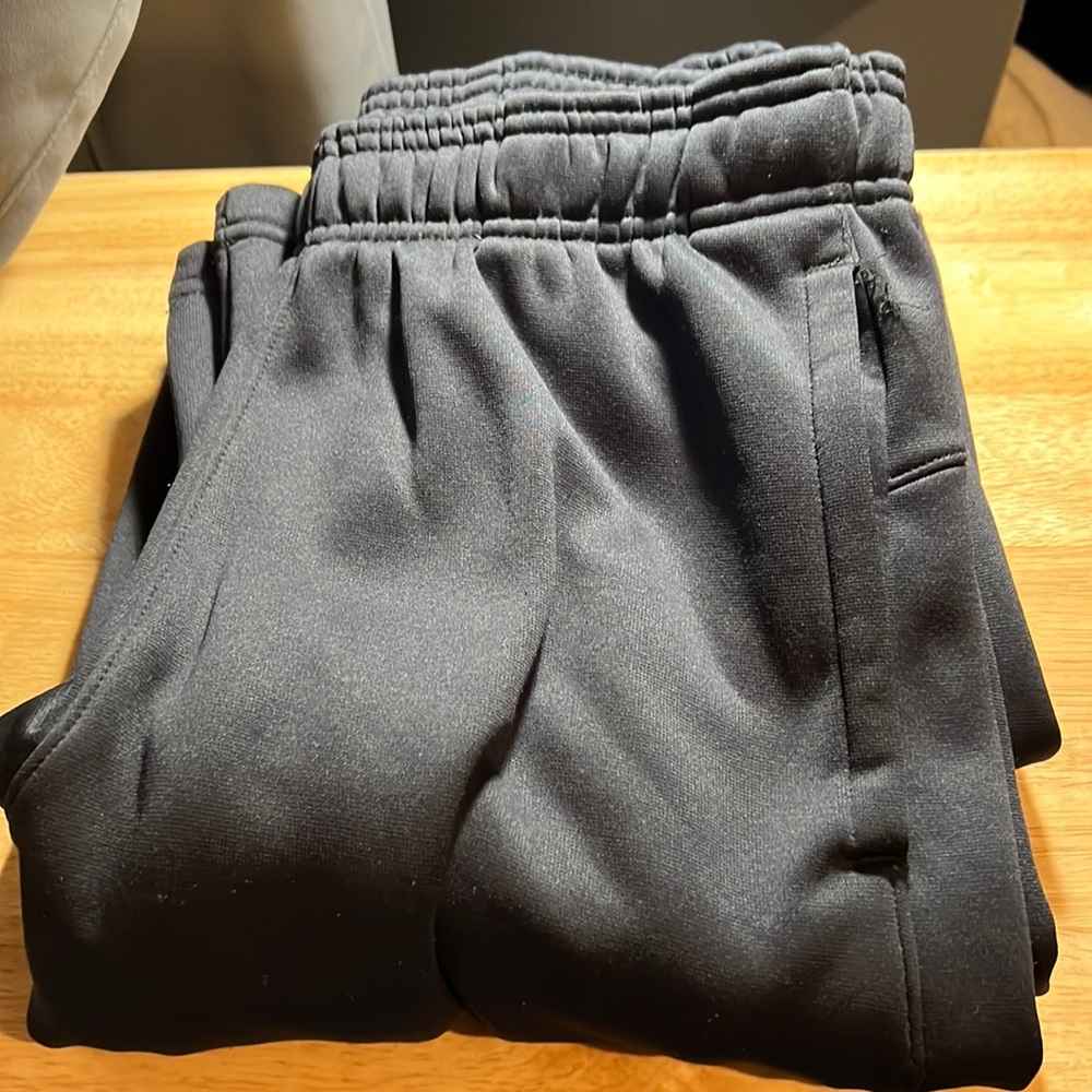 Black Under Armor cold gear sweatpants size small, worn a few times.